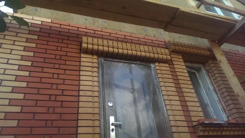 Кирпич керамический лицевой ЖКЗ красный гладкий 0,7 НФ – купить по низкой цене в Екатеринбурге в интернет-магазине Стройснаб Кирпич керамический лицевой ЖКЗ красный гладкий 0,7 НФ в Екатеринбурге