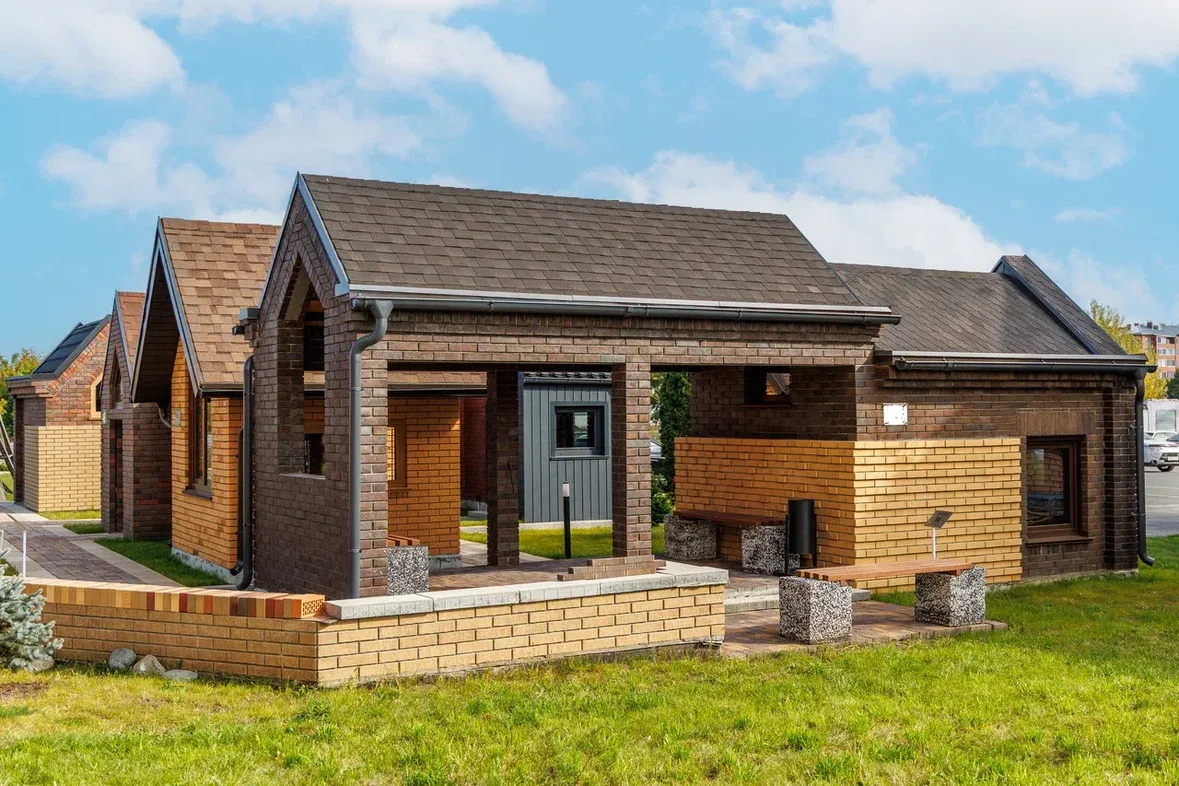 На территории завода «Ликолор» открылась демонстрационная кирпичная деревня На территории завода «Ликолор» открылась демонстрационная кирпичная деревня