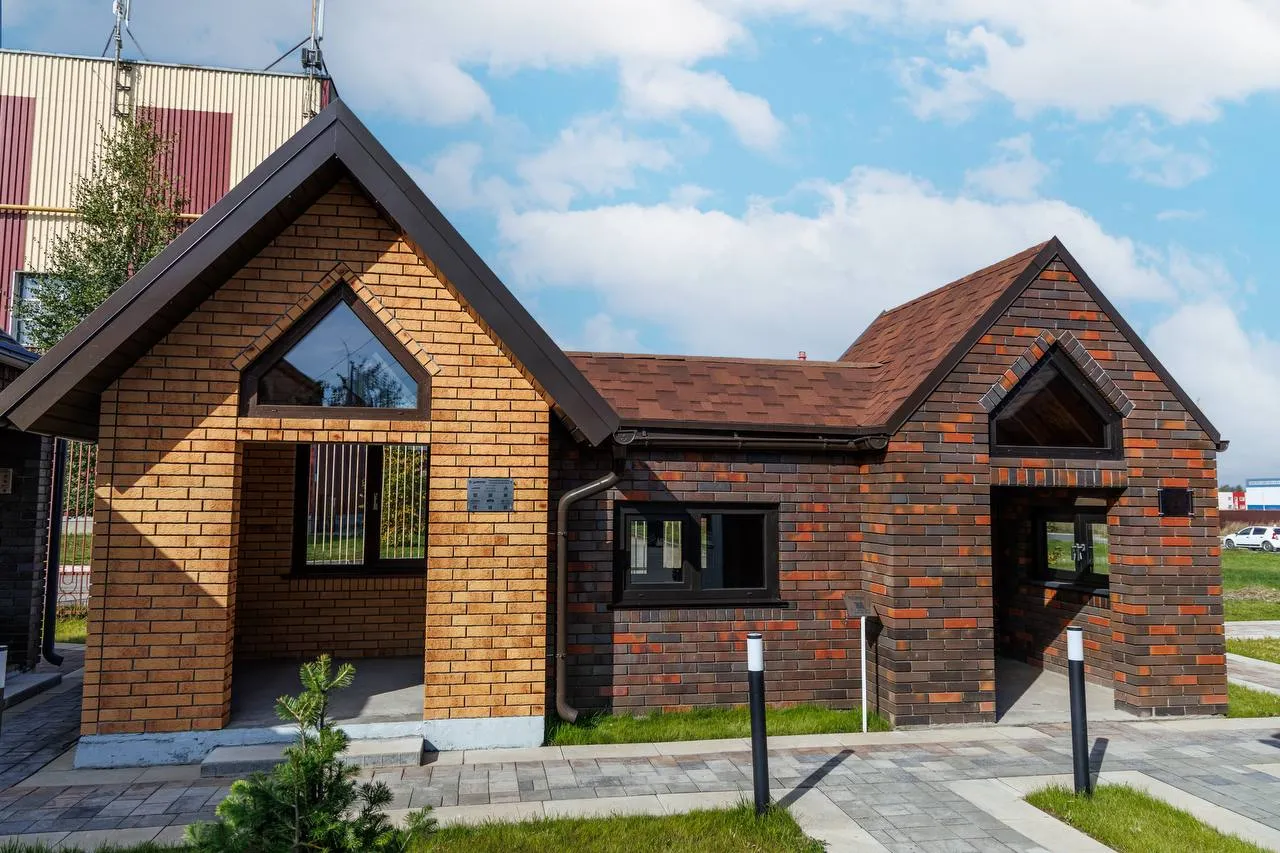 На территории завода «Ликолор» открылась демонстрационная кирпичная деревня На территории завода «Ликолор» открылась демонстрационная кирпичная деревня