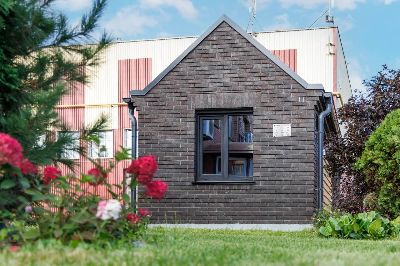 На территории завода «Ликолор» открылась демонстрационная кирпичная деревня На территории завода «Ликолор» открылась демонстрационная кирпичная деревня