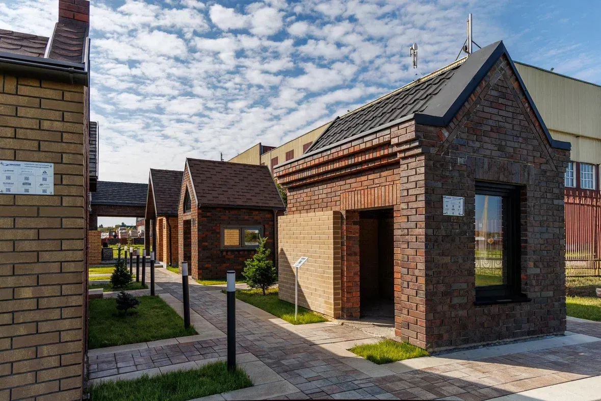 На территории завода «Ликолор» открылась демонстрационная кирпичная деревня На территории завода «Ликолор» открылась демонстрационная кирпичная деревня