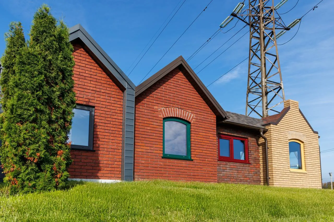 На территории завода «Ликолор» открылась демонстрационная кирпичная деревня На территории завода «Ликолор» открылась демонстрационная кирпичная деревня