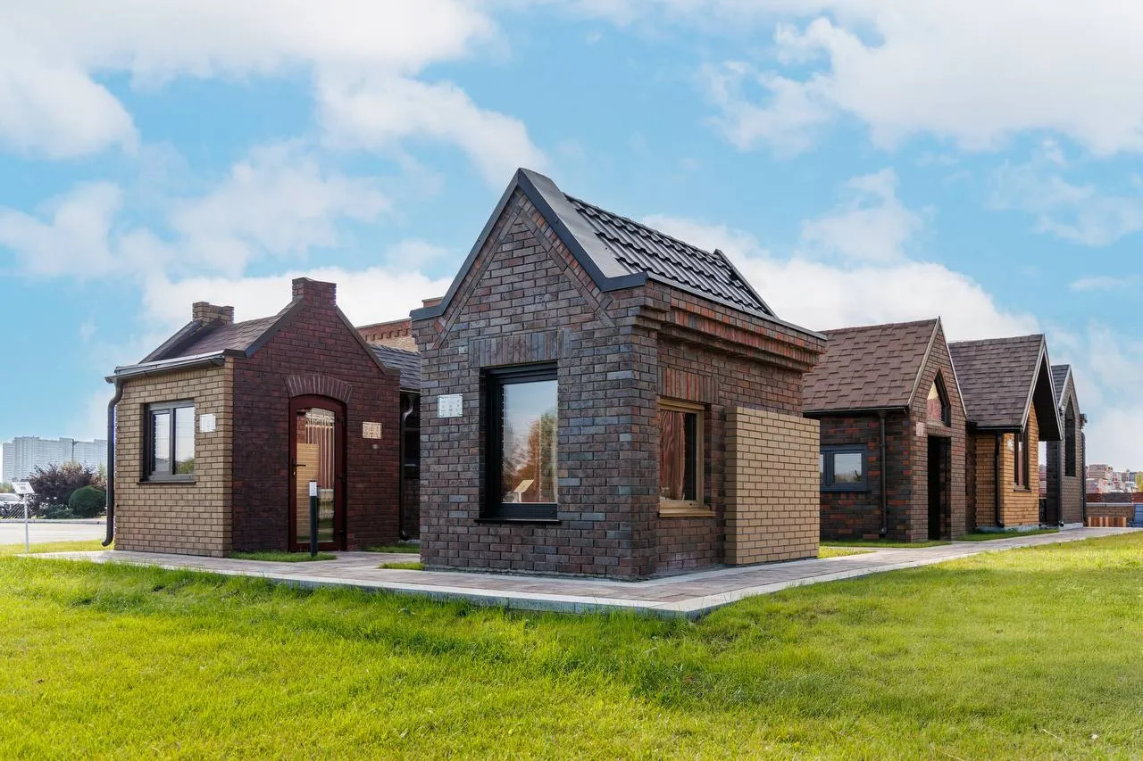 На территории завода «Ликолор» открылась демонстрационная кирпичная деревня На территории завода «Ликолор» открылась демонстрационная кирпичная деревня