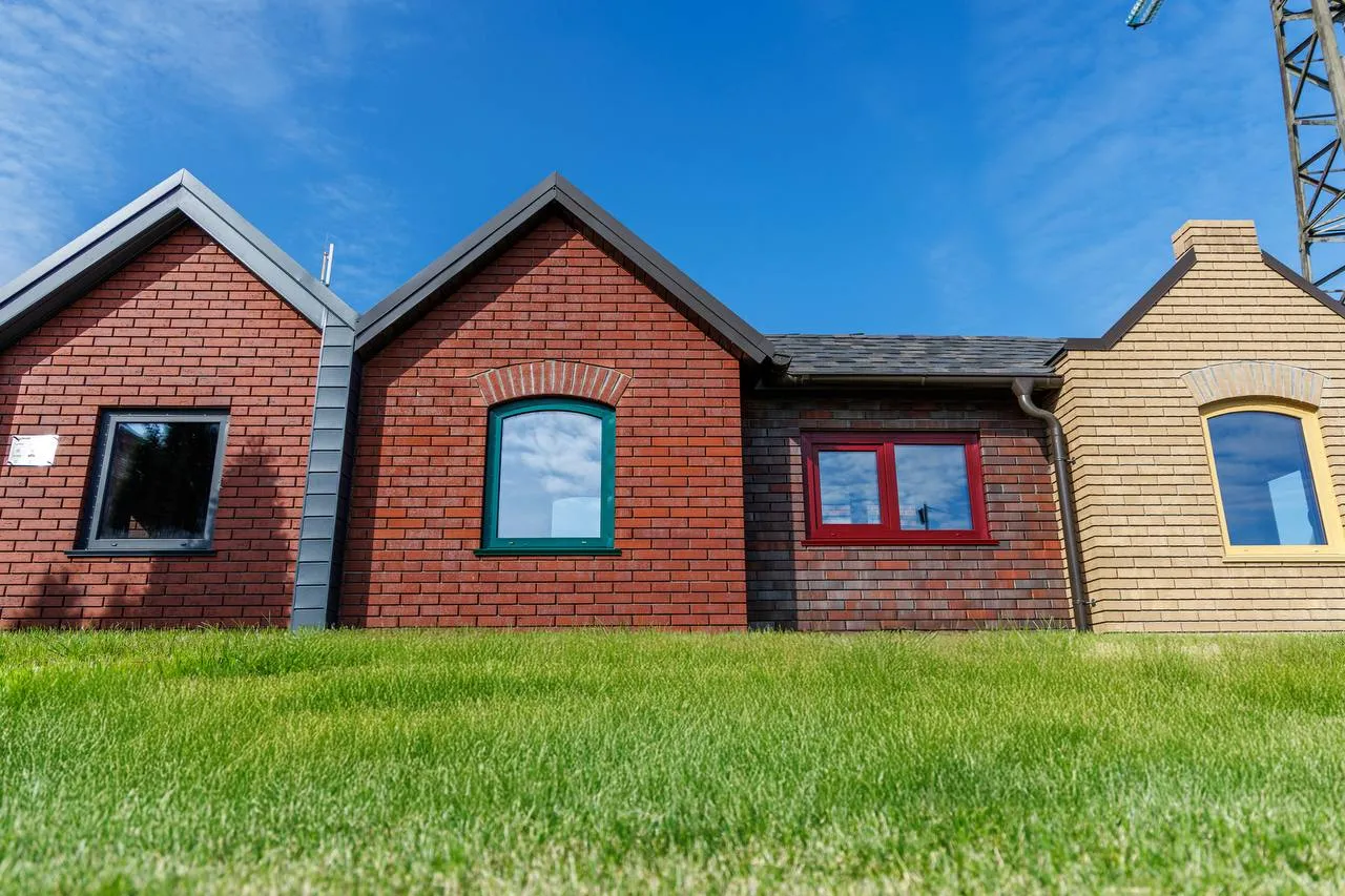 На территории завода «Ликолор» открылась демонстрационная кирпичная деревня На территории завода «Ликолор» открылась демонстрационная кирпичная деревня