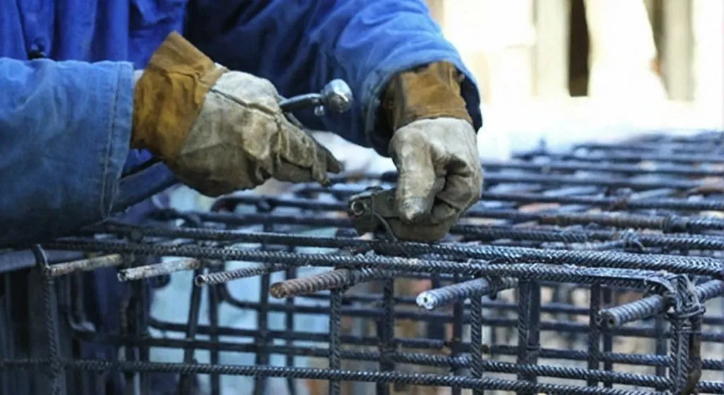 Укладка арматуры в опалубку Укладка арматуры в опалубку