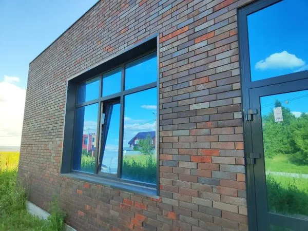 Кирпич керамический лицевой Ликолор Тайга антрацит гладкий 0,7 НФ в Екатеринбурге