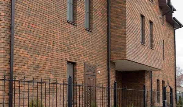 Кирпич керамический лицевой ЛСР красный флеш рустик 1 НФ в Екатеринбурге