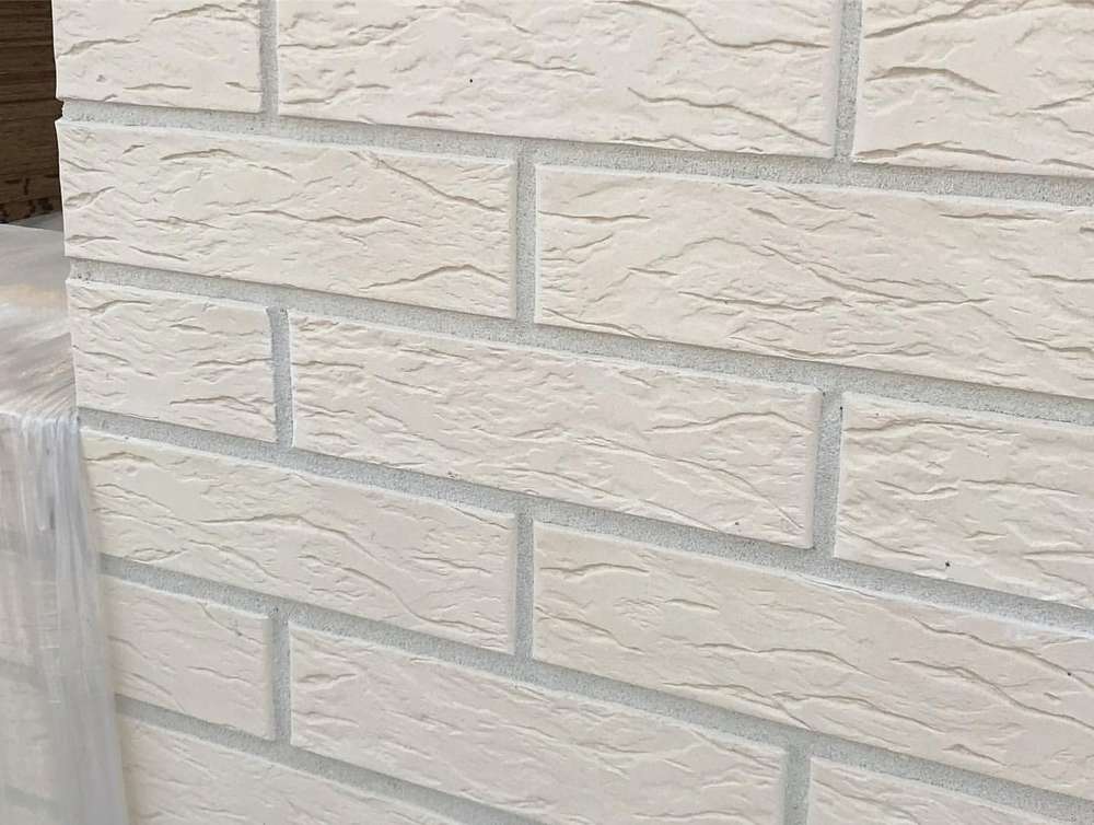 Кирпич керамический лицевой ОСМиБТ белый рустик 1 НФ – купить по низкой цене в Екатеринбурге в интернет-магазине Стройснаб Кирпич керамический лицевой ОСМиБТ белый рустик 1 НФ в Екатеринбурге