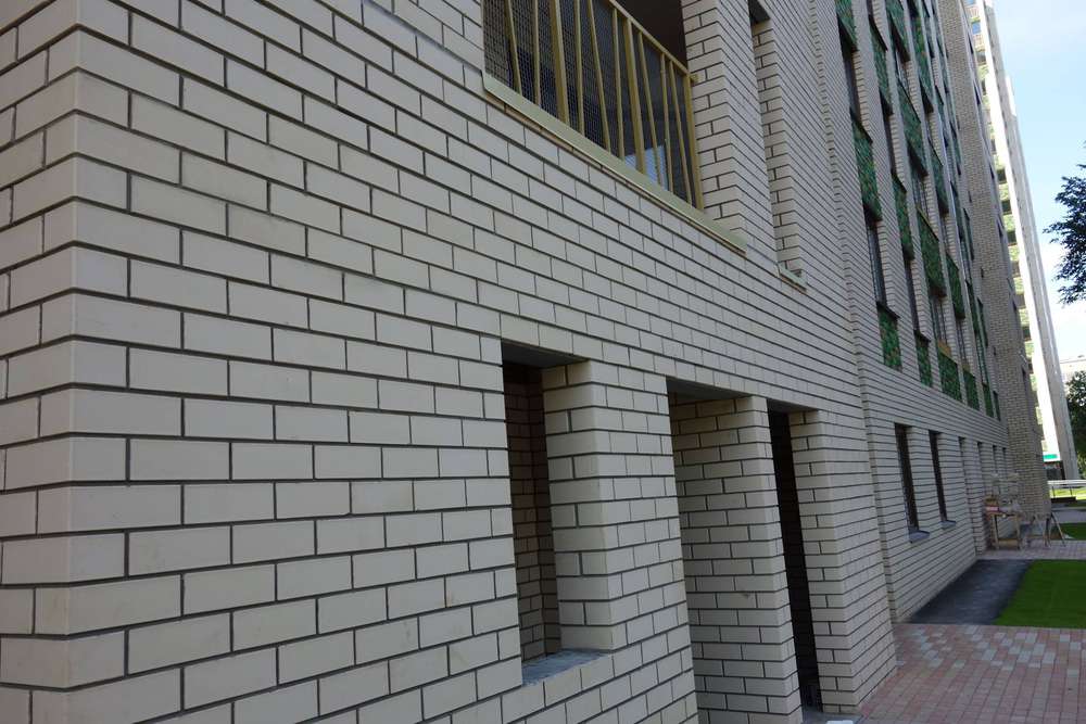 Кирпич керамический лицевой ОСМиБТ белый гладкий 1,4 НФ – купить по низкой цене в Екатеринбурге в интернет-магазине Стройснаб Кирпич керамический лицевой ОСМиБТ белый гладкий 1,4 НФ в Екатеринбурге