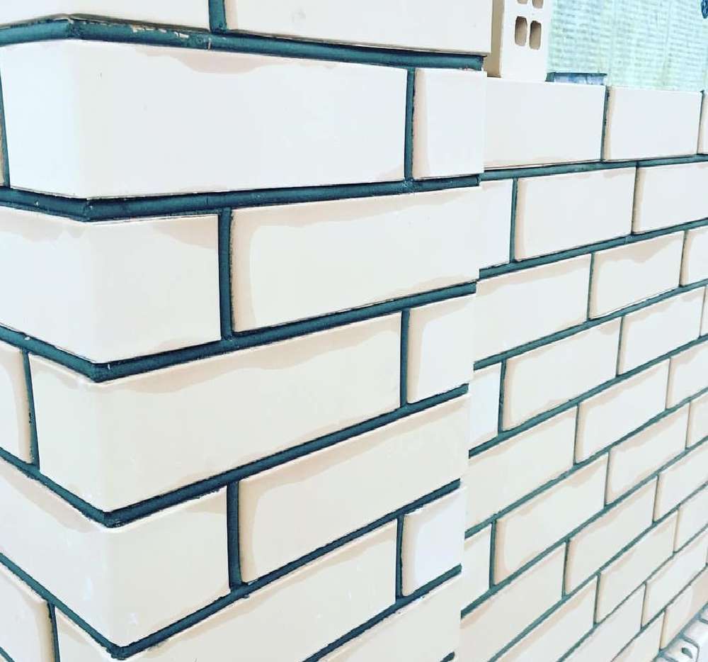 Кирпич керамический лицевой ЖКЗ белый гладкий 1 НФ – купить по низкой цене в Екатеринбурге в интернет-магазине Стройснаб Кирпич керамический лицевой ЖКЗ белый гладкий 1 НФ в Екатеринбурге