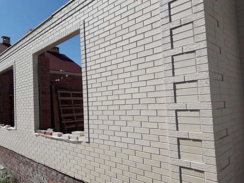 Кирпич керамический лицевой ОСМиБТ белый рустик 1 НФ – купить по низкой цене в Екатеринбурге в интернет-магазине Стройснаб Кирпич керамический лицевой ОСМиБТ белый рустик 1 НФ в Екатеринбурге