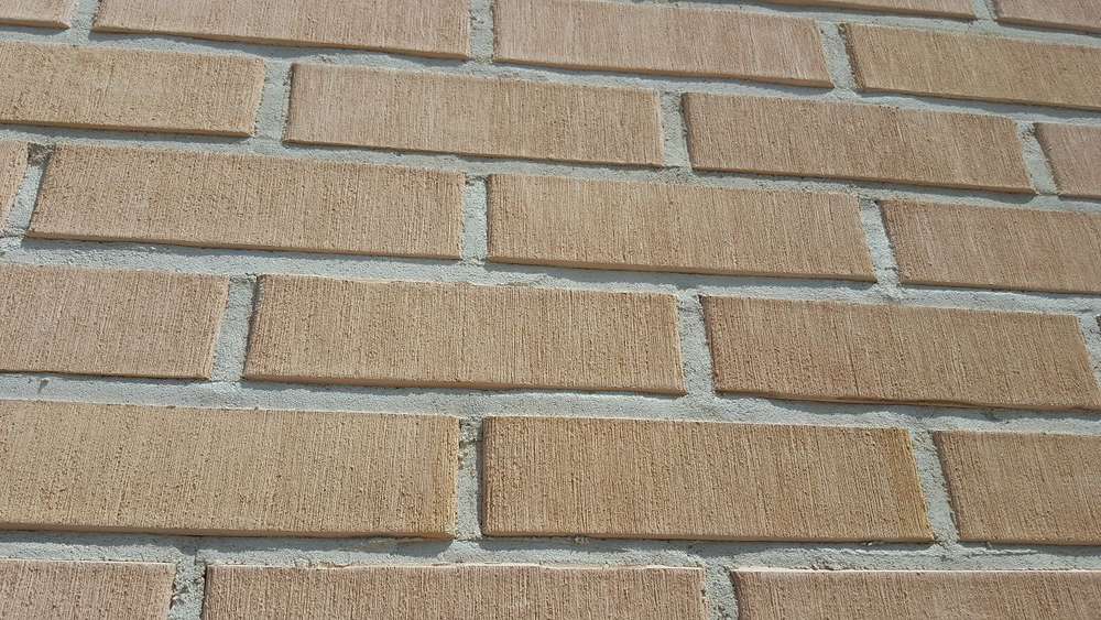 Кирпич керамический лицевой ЖКЗ слоновая кость бархат 1 НФ – купить по низкой цене в Екатеринбурге в интернет-магазине Стройснаб Кирпич керамический лицевой ЖКЗ слоновая кость бархат 1 НФ в Екатеринбурге