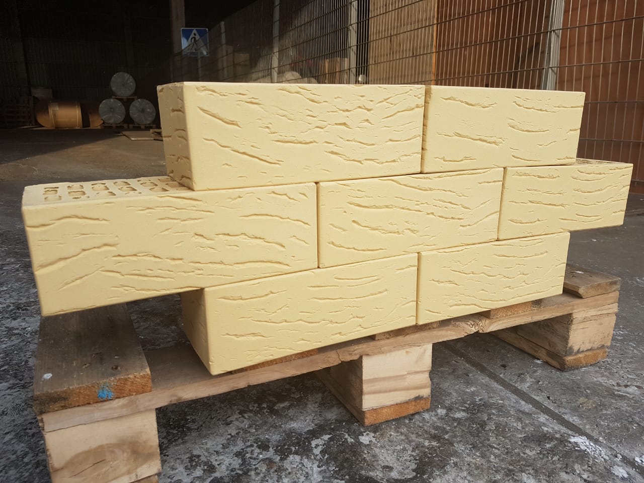 Кирпич керамический Магма утолщённый Ваниль Антик – купить по низкой цене в Екатеринбурге в интернет-магазине Стройснаб Кирпич керамический Магма утолщённый Ваниль Антик в Екатеринбурге